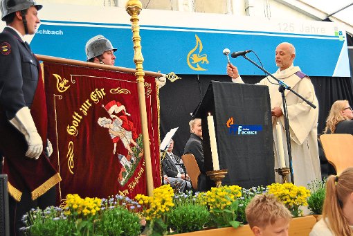 Die neue Fahne der Fischbacher Wehr  weihte Diakon Stefan Fornal im Rahmen des Festgottesdienstes  am Sonntag. Foto: Schwarzwälder-Bote