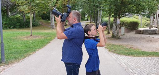 Fotograf Michael Kienzler und Kinderreporter Silas (12) haben sich aufgemacht, um die Geheimnisse der Fotografie zu erkunden. Foto: (sb)