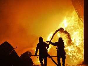 Großbrände wie der bei der Firma Korn und kleinere Einsätze müssen die Feuerwehrleute gemeinsam bewältigen.  Foto: SB-Archiv