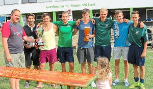 Vorstand Heiko Schreiner (links) übergab den gleißenden Pokal an die Siegermannschaft  des Straßencups, das  Onderdorf – dazu floss reichlich Bier. Foto: Bieger Foto: Schwarzwälder-Bote