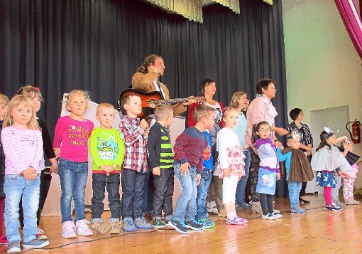 Die Kinder haben sich auf der Bühne aufgestellt. Gleich werden sie zur Gitarrenbegleitung ein Stück  vortragen.  Foto: Stadt Foto: Schwarzwälder-Bote