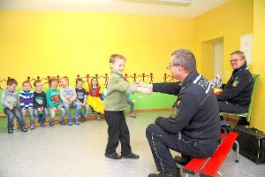 Die Kinder hatten viel Freude daran, die Handschellen der Polizisten auszuprobieren.  Foto: Wahl Foto: Schwarzwälder-Bote