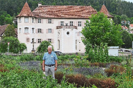 Wenn Helmut Pfister nicht auf seinem Acker Kraft schöpft, dann spaziert er durch den Kräutergarten vor dem Rathaus mit Blick auf das Wasserschloss.  Fotos: Cools Foto: Schwarzwälder-Bote