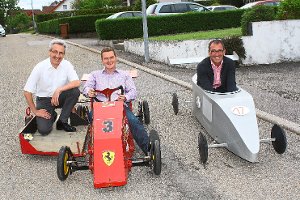 Bürgermeister Jochen Stoll (von links), Andreas Keller und  Bernd Meck   haben schon mal getestet, wie man sich als  Seifenkisten-Pilot fühlt. Foto: Köncke