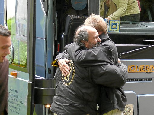 Eine herzliche Begrüßung: Gerd Schollian (rechts) umarmt alte Bekannte.   Foto: Begemann Foto: Schwarzwälder-Bote