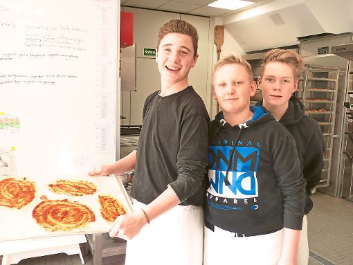Die Jungs lernen das Pizzabacken wie Profis. Fotos: Kauth Foto: Schwarzwälder-Bote