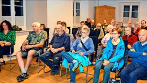 28 Bürger informieren sich im Ratssaal in Tannheim über das Thema Nachbarschaftshilfe. Foto: Zimmermann
