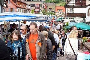 Viel los war gestern wieder in den Straßen von Alpirsbach beim traditionellen Pfingstmarkt. Fotos: Dyba Foto: Schwarzwälder-Bote