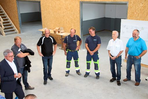 Guido Wolf (links) besucht auf seiner Tour de Südbäärle am Dienstag das neue Domizil von Bauhof und Wasserwerk.    Foto: Lutz Foto: Schwarzwälder-Bote