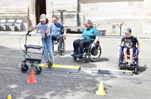 Neben der politischen Diskussion war auch der Rollstuhlparcours sehr gefragt und die „Tester“ waren teils erstaunt, wie schwierig es doch ist, mit Rollstuhl oder Rollator ein Hindernis zu überwinden. Foto: Siegmeier