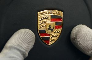 Porsche-Logo: Die Dachgesellschaft Porsche SE erringt Etappensieg Foto: dpa
