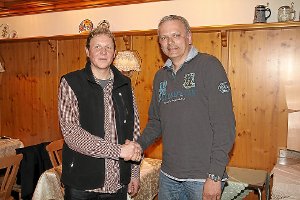 Hagen Wohlgemuth (rechts) ist nicht nur als Schriftführer an der Seite des Vorsitzenden des Kaninchenzuchtvereins Mönchweiler, Gerd Wimmer, sondern auch als Zuchtbuchführer.  Foto: Hettich-Marull Foto: Schwarzwälder-Bote