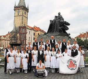 Vier Tage lang waren die Hausacher Trachtenträger auf dem Prager Trachtenfest unterwegs und trafen auf andere Gruppen aus allen Winkeln der Erde. Foto: Trachtengruppe Foto: Schwarzwälder-Bote