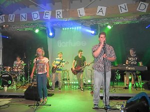 Barfuss aus Pfalzgrafenweiler stellten bei einem Konzertabend im Gemeindehaus ihre erste CD Wunderland vor.  Foto: Blaich Foto: Schwarzwälder-Bote