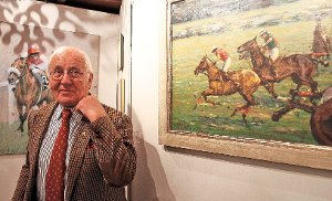 Pferdemaler Klaus Philipp inmitten seiner Motive, die derzeit in Sindlingen ausgestellt sind. Foto: Bernklau Foto: Schwarzwälder-Bote