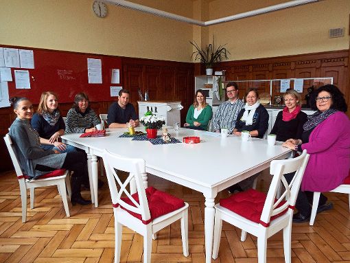 Wie eine große Familie sitzen die Pädagogen der Gartenschule an einem ihrer großen Tische im Lehrerzimmer, das sie in Eigenarbeit neu gestaltet haben – inklusive Möbel zusammen schrauben. Fotos: Streck Foto: Schwarzwälder-Bote