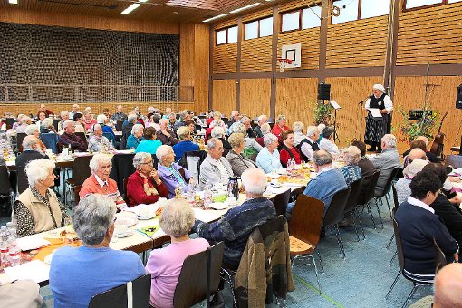 130 Senioren lassen sich von Gretel Kommer aus Balingen in die gute alte Zeit entführen, die bei näherer Betrachtung doch recht mühselig war.  Foto: Fahrland Foto: Schwarzwälder-Bote