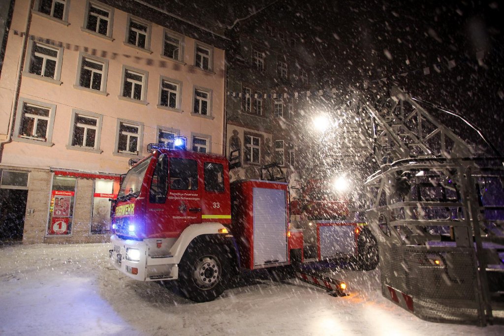 Während in der Nacht auf Freitag in der Villinger Färberstraße die Fasnet gefeiert wurde, spielten sich nur wenige Meter weiter bei einem Wohnungsbrand in der dicht bebauten Oberen Straße dramatische Szenen ab.