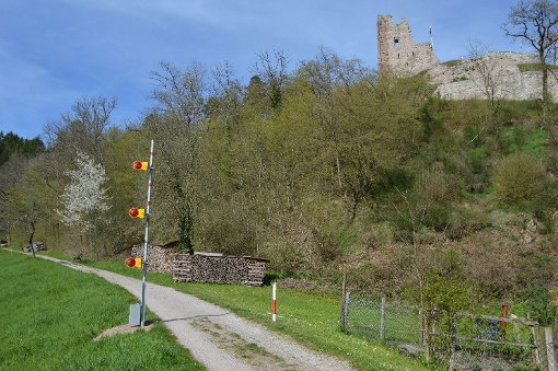 Unterhalb der Ruine Schenkenburg wurde eine provisorische Schranke installiert, damit Verkehrsteilnehmer diesen Schleichweg nach Schiltach nicht als Umleitungsstrecke nutzen.  Foto: Herzog Foto: Schwarzwälder-Bote