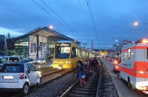 Weil ein Smart am Freitagnachmittag auf den Gleisen in Stuttgart-Feuerbach landet, konnten die Linien U7 und U15 nicht fahren.  Foto: Andreas Rosar