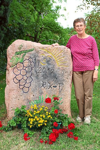 Ruth Kern-Frey hat einen Sandstein-Findling an der Kreisstraße in Kälberbronn aufgestellt und verziert. Er soll an den Ausbau der Ortsdurchfahrt und  das  Gasthaus Traube erinnern.   Foto: Sannert Foto: Schwarzwälder-Bote