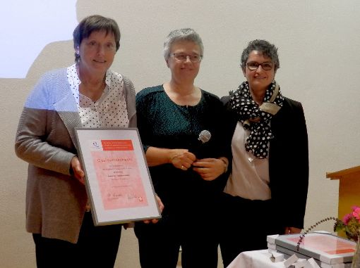 Gudrun Bisinger, Leiterin des Kindergartens St. Patricius, hat von Ulrike Wehinger und  Iris Vojta  (von links) eine Auszeichnung für gutes Qualitätsmanagement erhalten. Foto: Stehle Foto: Schwarzwälder-Bote