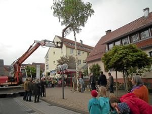 Zahlreiche Zaungäste beobachteten das Maibaumstellen in Simmozheim. Foto: Stocker Foto: Schwarzwälder-Bote