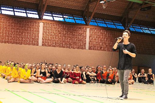 The Voice of Germany-Teilnehmer Damiano Maiolini singt und die unzähligen Wettkampfteilnehmerinnen sind begeistert.   Foto: Holzer-Rohrer