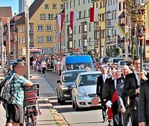 Nicht zu fassen: Etliche Wagenlenker wühlen sich an Fronleichnam auf der Hochbrücktorstraße in Rottweil-Stadt durch die Prozession. Foto: Hildebrand