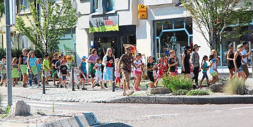 Nach Aufführungen beim Rathaus zogen die Kinder wieder mit viel Getöse durch die Ortsmitte zum Schulzentrum Fotos: Wahl Foto: Schwarzwälder-Bote
