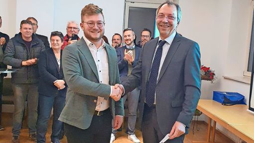 Noch Bürgermeister Karlheinz Kistner (rechts) gratuliert Johannes Schaible zum Wahlsieg. Foto: Lena Knöller