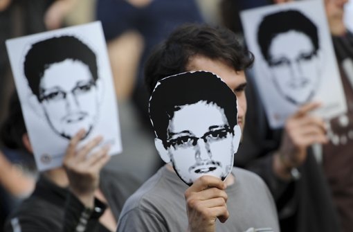 Demonstranten unterstützen am 4. Juli in Berlin mit Plakaten Edward Snowden. Der ehemalige US-Geheimdienstler will nach Venezuela. Foto: dpa