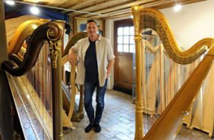 Jochen Stübenrath mit seiner Harfen Sammlung. Seine Konzertharfe (rechts) ist 194 cm hoch. Foto: Kienzl Hinteregger/Elin Kienzl H.
