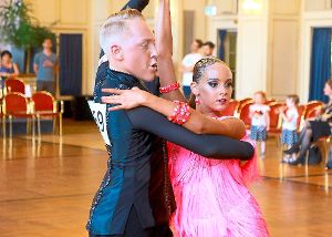 Auf Ausstrahlung und Ausdruck kommt es beim Tanzsport an.   Foto: Kraushaar Foto: Schwarzwälder-Bote