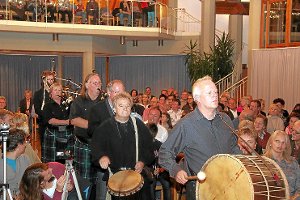 Die Schotten kommen. Die Gruppe Tinnitus Interruptus ergänzte mit Dudelsack-Musik das Konzert des Bisinger Musikvereins in der Hohenzollernhalle.  Foto: Wahl Foto: Schwarzwälder-Bote