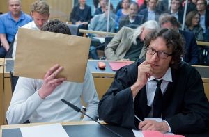 Der Prozess um den gewaltsamen Tod der Studentin Tugce hat in Darmstadt begonnen. Der Angeklagte Sanel M. (links) sitzt mit seinem Verteidiger im Gerichtssaal. Foto: dpa