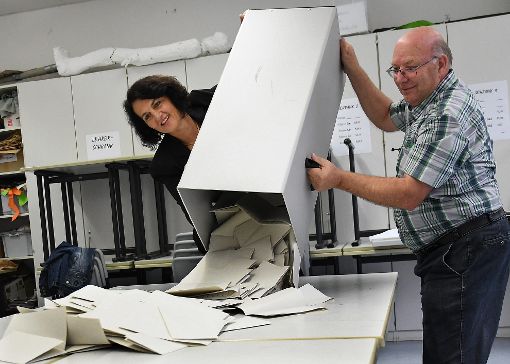 Raus mit den Wahlzetteln: Die Wahlhelfer im Martin-Gerbert-Gymnasium gingen am Sonntag routiniert zu Werk.  Foto: Hopp
