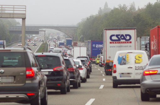 Nach einem Unfall bei Stuttgart-Zuffenhausen mussten Autofahrer am Mittwochmorgen Geduld haben. Foto: 7aktuell.de / Karsten Schmalz
