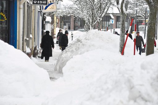 Wenn’s in Freudenstadt mal ganz dick kommt mit dem Schnee, so wie im Dezember 2010, haben Beschäftsleute und Bürger  viel zu tun, um die Gehwege zu räumen. Foto: Archiv: Schwark