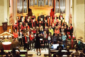 Der Gospel-Chor Sound of Joy und der Jugendprojektchor genossen ihren gemeinsamen Auftritt sichtlich. Foto: Kaul Foto: Schwarzwälder-Bote
