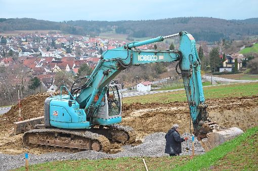Im Ostelsheimer Neubaugebiet Fuchsloch sind bereits die ersten Baumaschinen aufgezogen. Foto:    Foto: