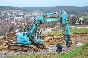 Im Ostelsheimer Neubaugebiet Fuchsloch sind bereits die ersten Baumaschinen aufgezogen. Foto:    Foto: