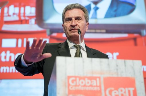 Der EU-Kommissar für Digitalwirtschaft, Günther Oettinger, hat der Cebit am Montag einen Besuch abgestattet. Foto: dpa