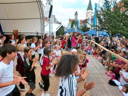 Die Kinder und Jugendlichen fiebern den Auftritten auf der Bühne vor dem Rathaus mit Spannung entgegen.  Foto: Veranstalter Foto: Schwarzwälder-Bote