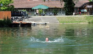 Schwimmen beim Alten Freibad am Neckar: Gibt es eine realistische Option für einen neuen Badbetrieb? Foto: Hopp