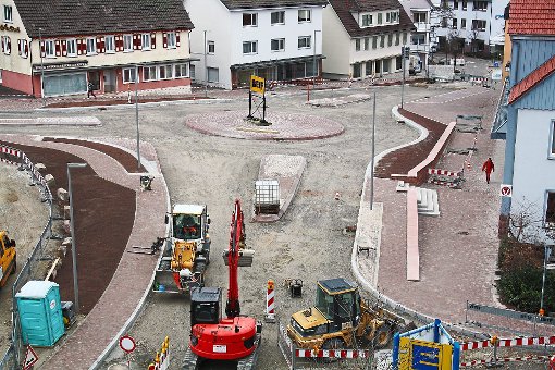 Schon weit fortgeschritten sind die Bauarbeiten am Kreisverkehr  Tübinger Straße/Bahnhofstraße.  Foto: Tröger Foto: Schwarzwälder-Bote
