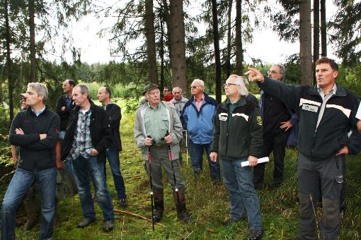 Wo’s lang geht bei der Forstentwicklung zeigten Revierförster Wolfgang Bitzer und Eugen Seybold (vorne von rechts) auf. Foto: Schwarzwälder-Bote