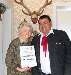 Armin Haspel gratulierte Hilde Finkbeiner, der Witwe des ehemaligen Forstmanns,  zum 90. Geburtstag. Foto: Wahl Foto: Schwarzwälder-Bote