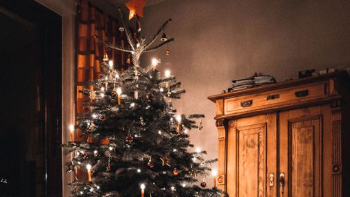 Der klassische Weihnachtsbaum steht jedes Jahr in vielen Wohnzimmern. Foto: Unsplash/Lasse Bergqvist