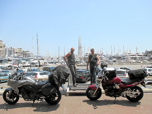 Rudi Hirlinger (links) und  Hayno Pfahler legten am Hafen in Monaco einen Zwischenstopp ein. Foto: Schwarzwälder-Bote